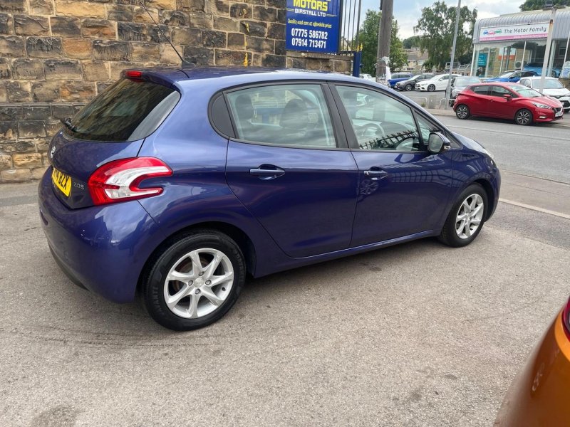 PEUGEOT 208