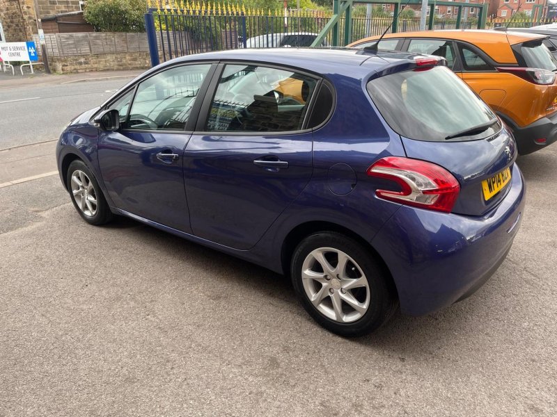 PEUGEOT 208